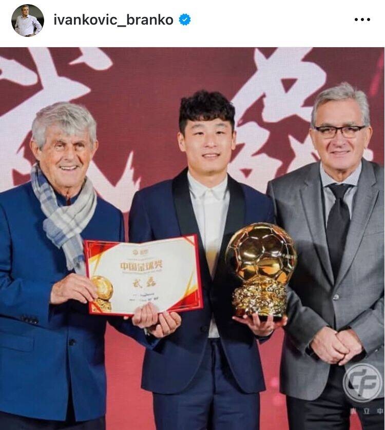  出席中國金球獎(jiǎng)?lì)C獎(jiǎng)儀式，伊萬曬與武磊、米盧同框照片