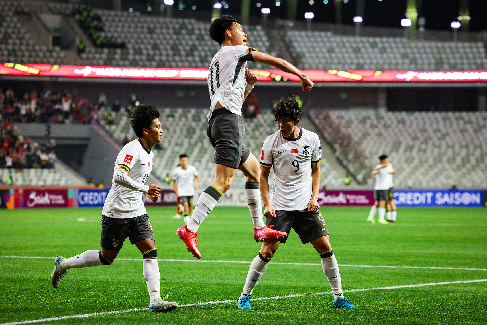  全面壓制！國青半場控球率高達(dá)7成，射門比9-3，造對方3張黃牌
