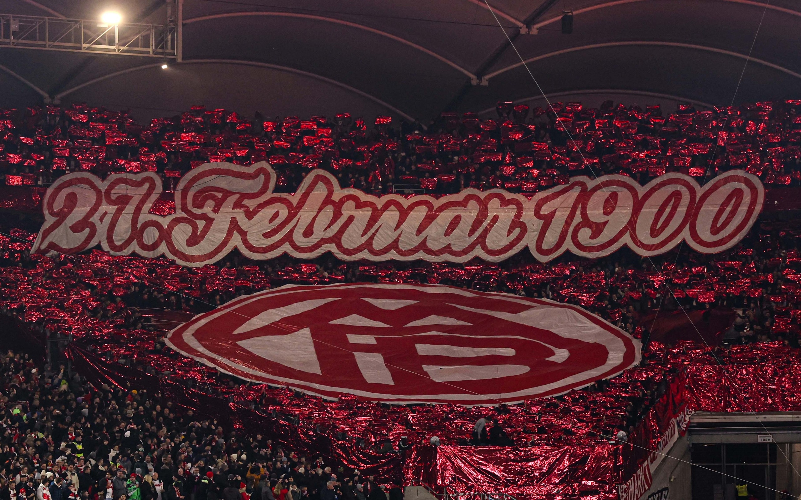  拜仁球迷在看臺(tái)展示TIFO，慶祝俱樂部成立125周年