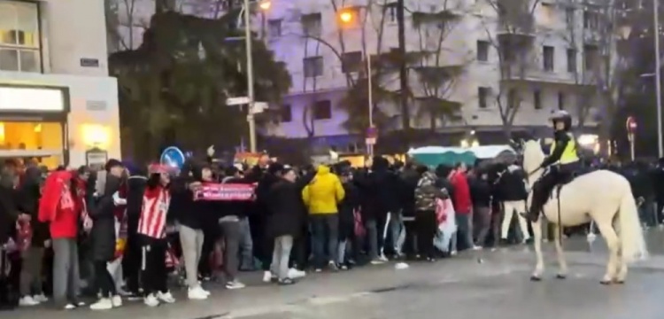  馬競球迷進入伯納烏時向人群投擲雜物，導(dǎo)致安保對其進行脫鞋檢查
