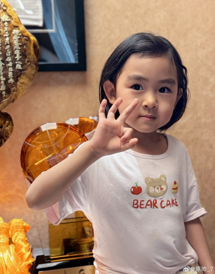  三分大賽三冠王！原帥曬三冠獎杯：完成了女兒給安排的任務(wù)！