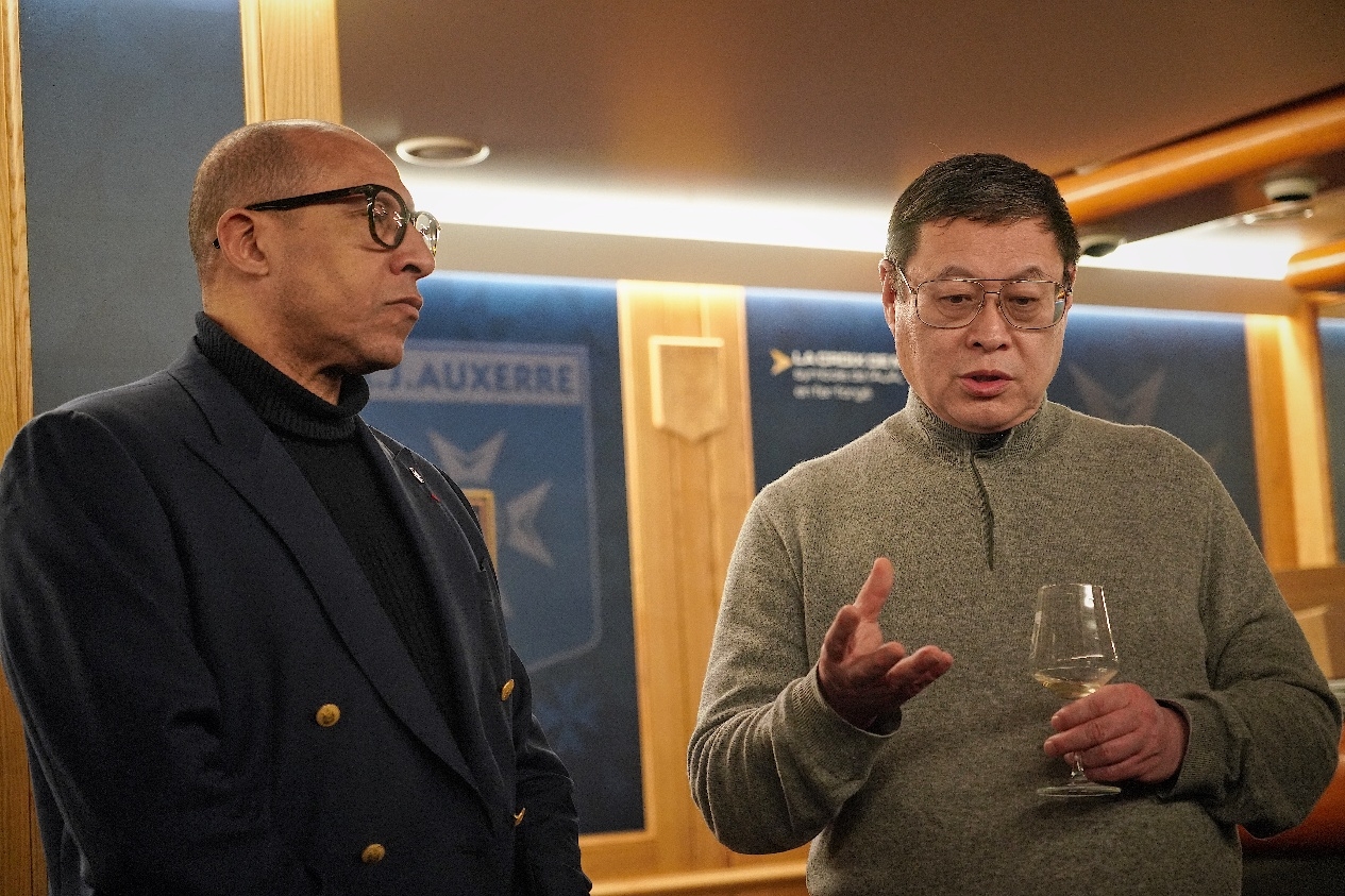  法國足協(xié)主席迪亞洛做客歐塞爾，并與董事會(huì)主席周云杰會(huì)晤