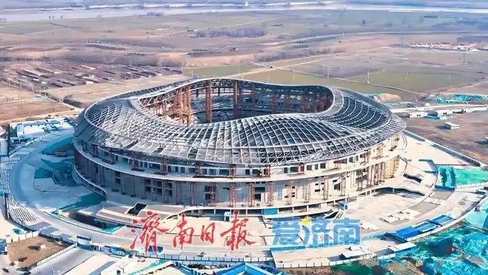  魯媒：戴上1.6萬噸“鋼鐵巨冠”，黃河體育中心球場完成屋蓋施工