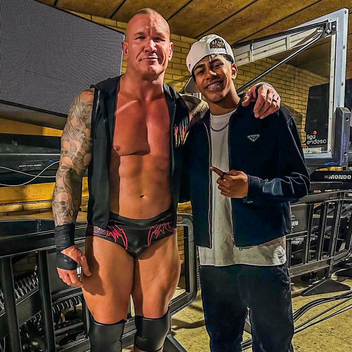  小心RKO！亞馬爾現(xiàn)場觀戰(zhàn)WWE，和奧爾頓、Triple H等合影