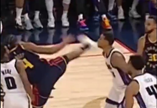  抬腳過高踢到了對手下巴！NBA官方：穆迪這一動作被判1級惡犯