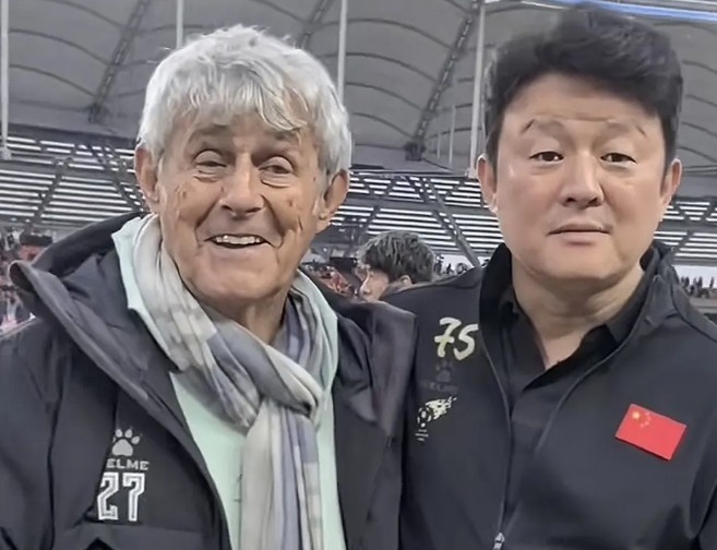  有點(diǎn)像？米盧差點(diǎn)將青島籍演員張磊誤認(rèn)為是孫繼海