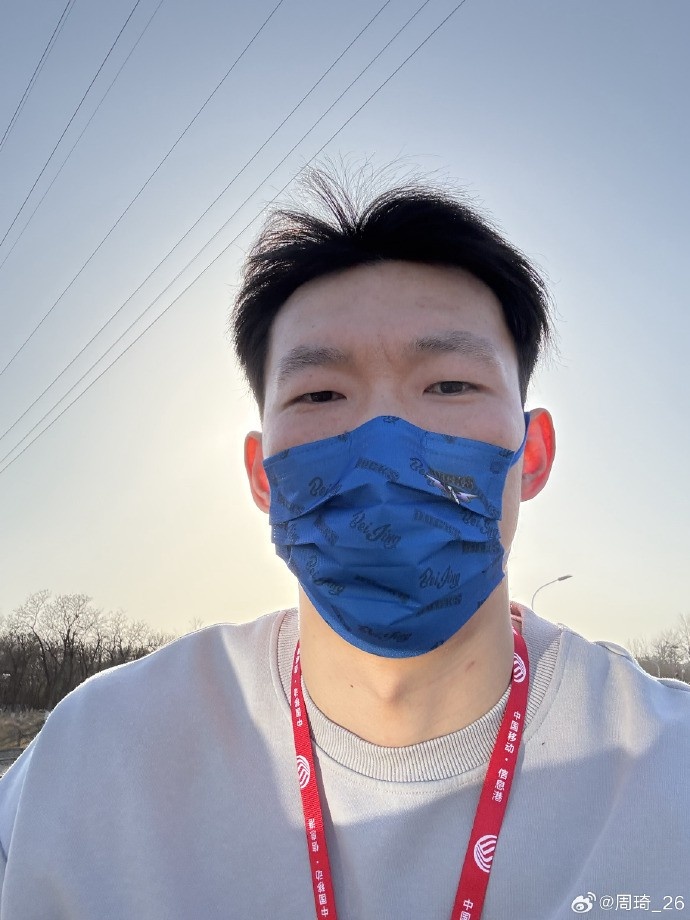  悠閑！周琦騎京牌電動車出行：太陽出來了 開京牌兜兜風(fēng)！