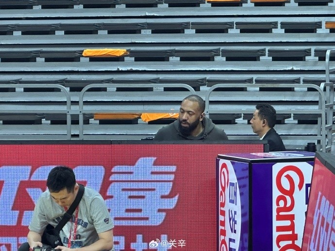  今晚不打？廣東主場迎戰(zhàn)廣廈 吉倫沃特一身便裝現身球館
