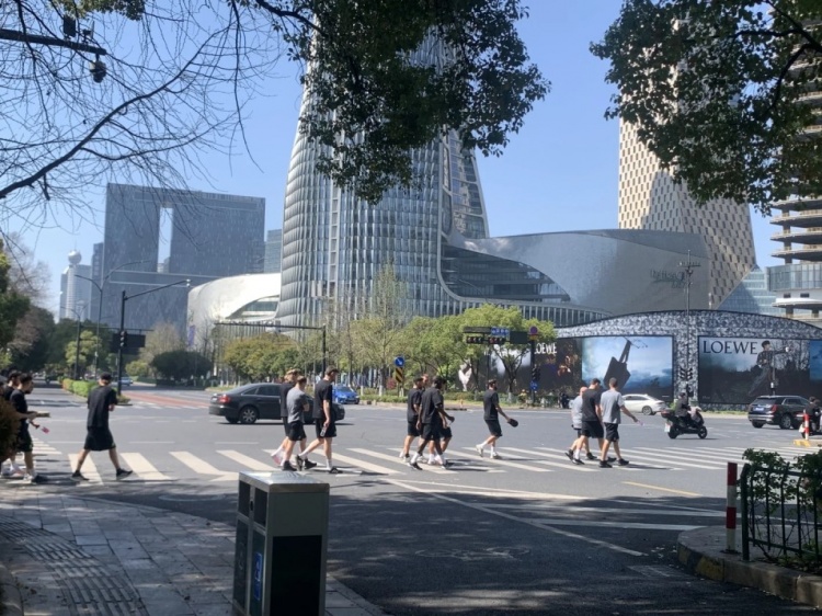  心態(tài)放松，有網(wǎng)友拍到澳大利亞隊早上在萬象城citywalk