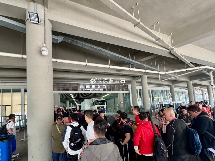  盛況空前！記者曬照：距離中澳之戰(zhàn)還有三小時(shí)，現(xiàn)場(chǎng)記者已超百名