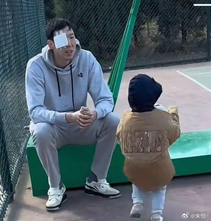  顧家好男人！記者曬出周琦手術(shù)后回歸家庭帶娃照片