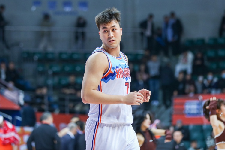  防到5犯被提前罰下！艾孜麥提全場9中3 貢獻(xiàn)9分1板1斷