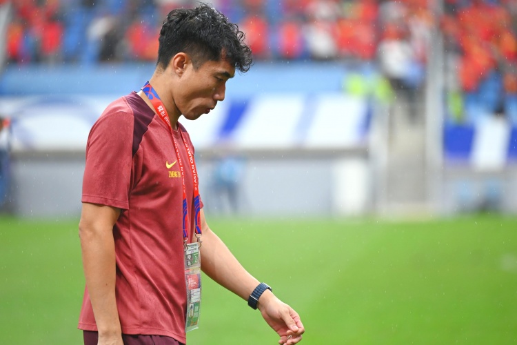  滬媒：單后腰讓國足防守承受更大壓力，若鄭智沒退役或能勝任