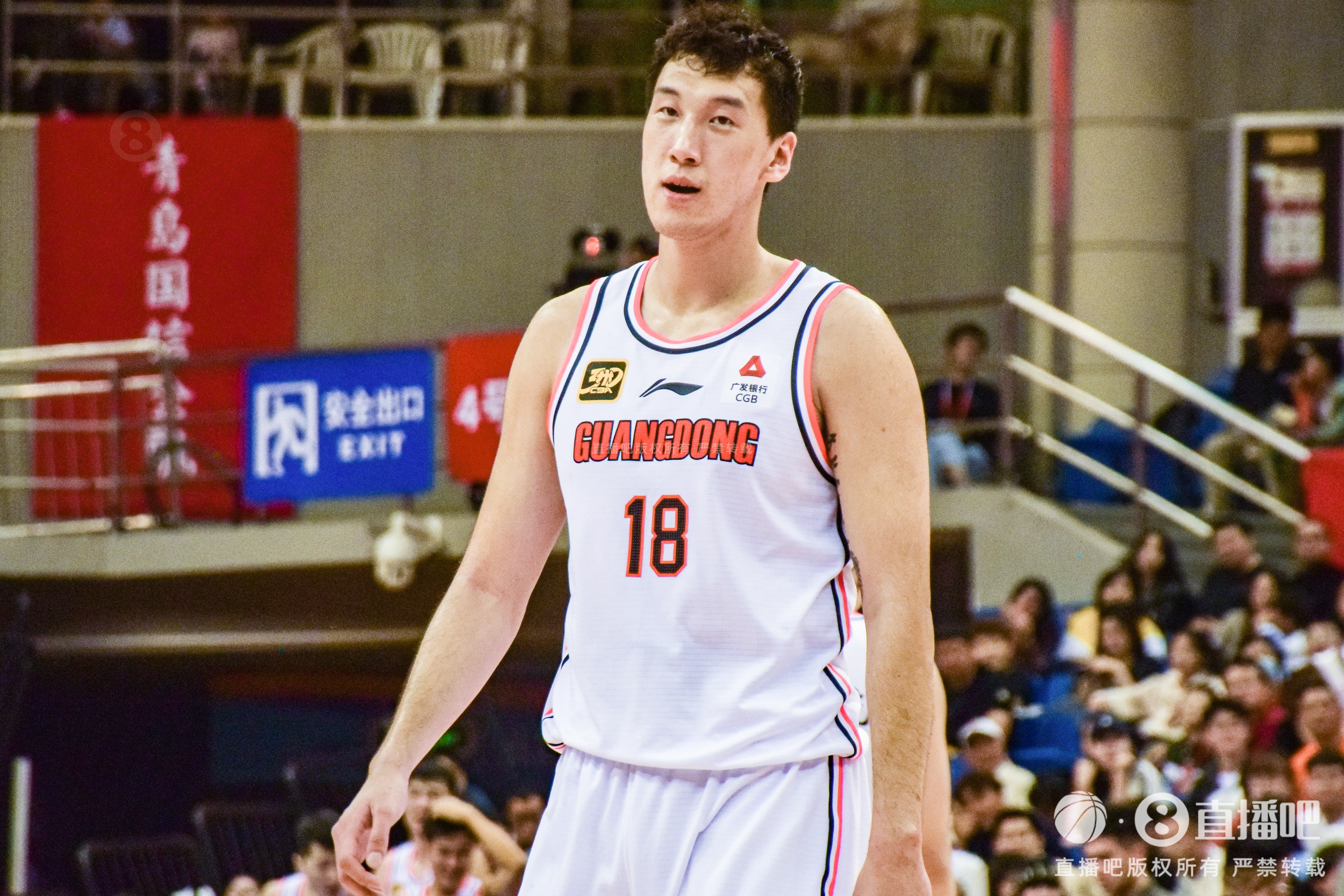  神射手！杜潤旺上半場三分5中4得到12分1板1助1斷