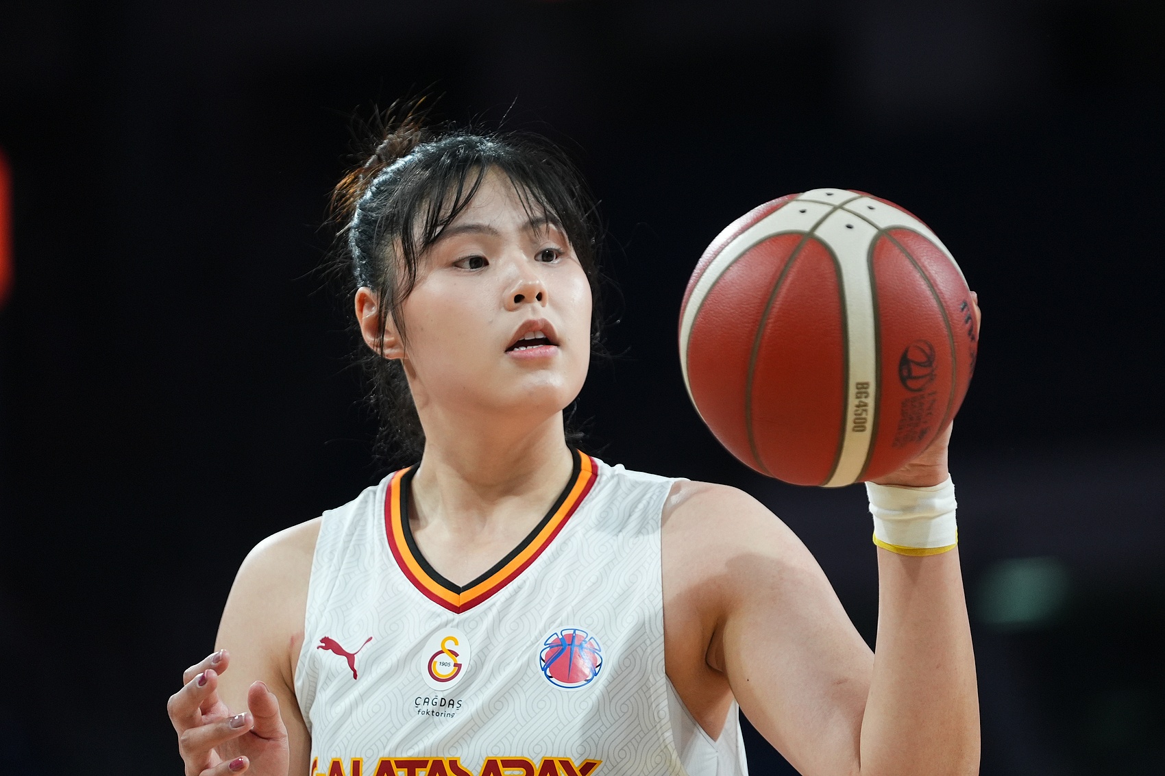  穩(wěn)定高效！李月汝9中6得到18分10板1助2斷1帽 罰球6中6