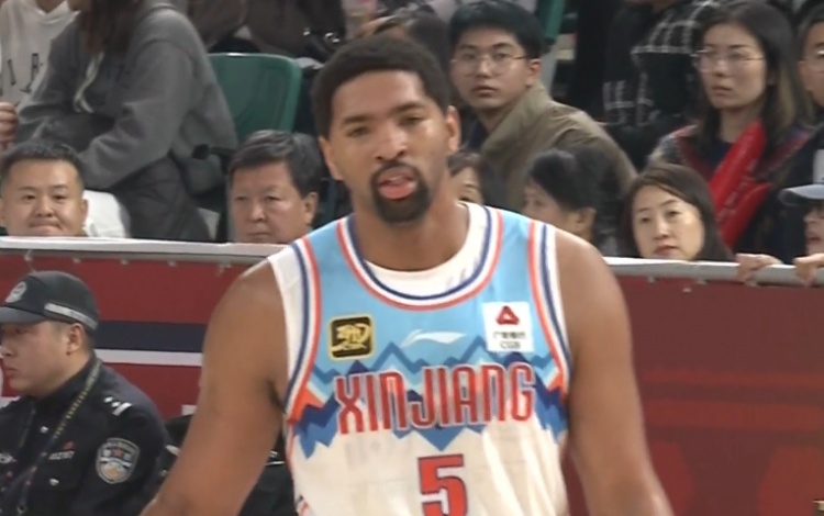  狀態(tài)出色！勞森首節(jié)打滿(mǎn)10分鐘5中4高效拿到11分2板1斷