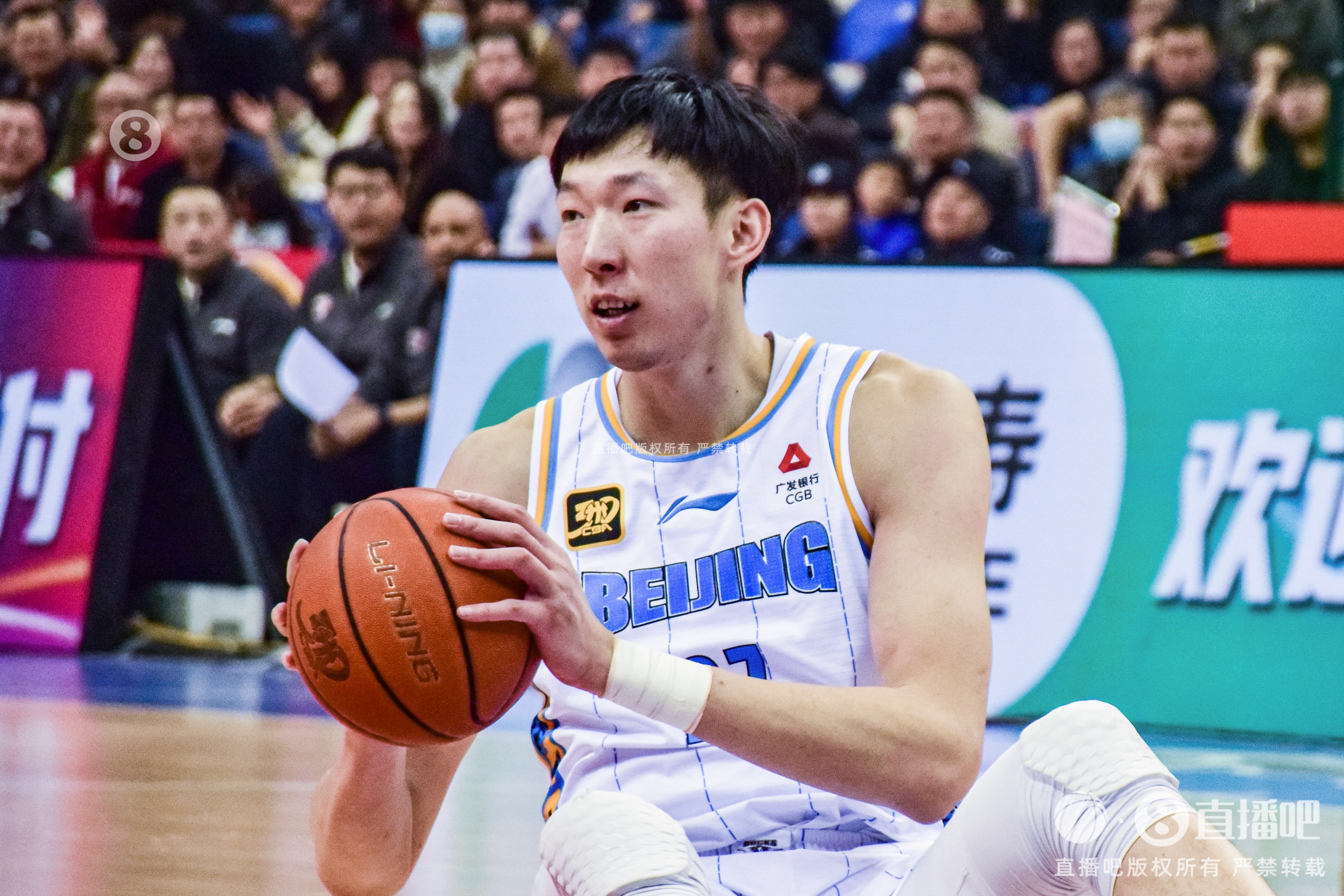  定海神針！周琦內(nèi)線攻防在線 半場6中5貢獻(xiàn)12分6籃板2蓋帽